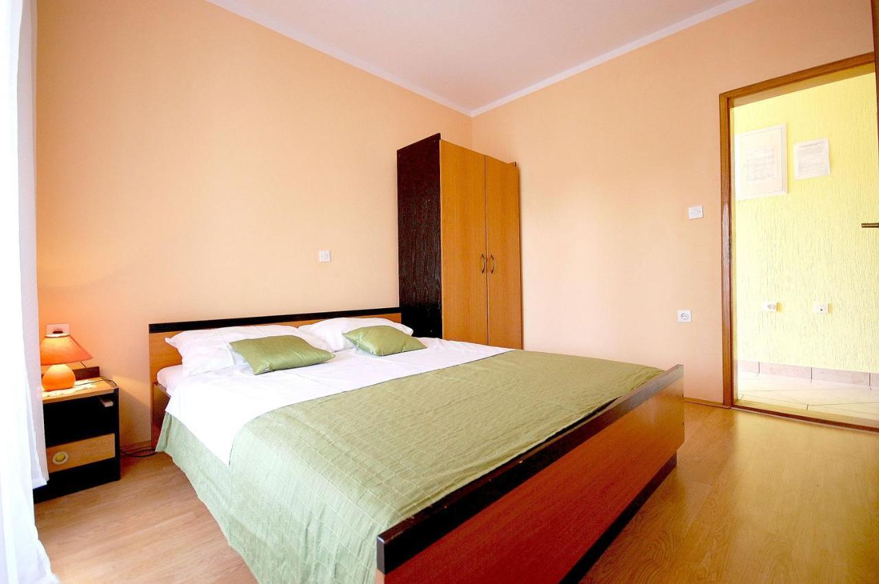 Apartment Ivan By El-Pi Tours Malinska Εξωτερικό φωτογραφία